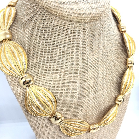 VINTAGE 80S 90S UNSIGNED IVANA TRUMP BRUSHED GOLD TONE RIBBON NECKLACE STATEMENT - Picture 6 of 17